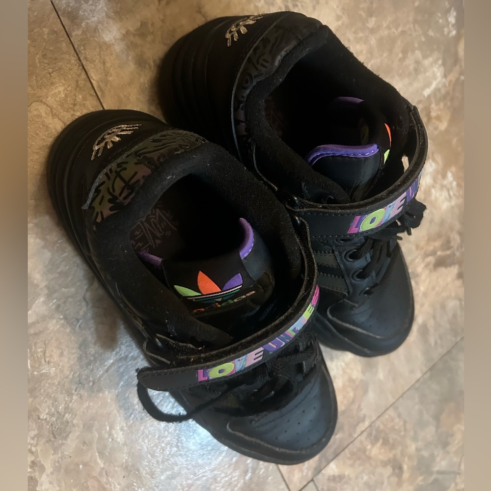 Adidas Kris Andrew Small x Forum Triple Platform Low Pride sneakers in black. - Picture 7 of 10